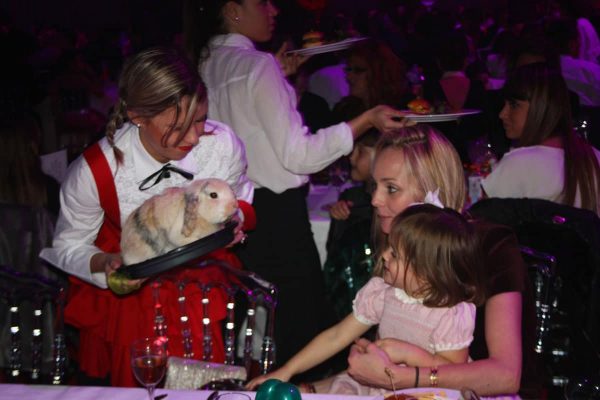 fausse serveuse lapin cloche