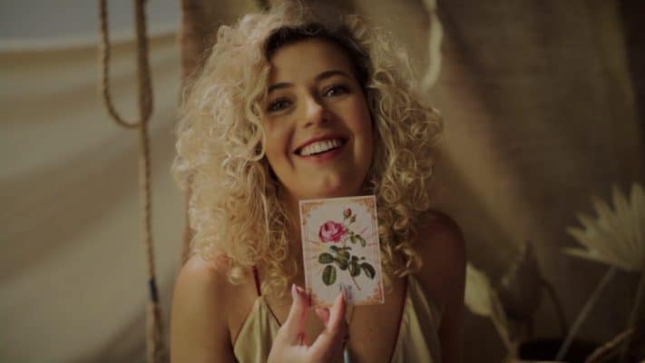 femme consultation tarot joyeuse carte rose 1